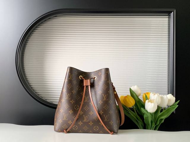 动态变码芯片 顶级原单加强版 Gaston-Louis Vuitton 于 1932 年专为承运香槟酒设计的酒袋邂逅当代潮流，化身蕴含传承之美的 NéOnoé