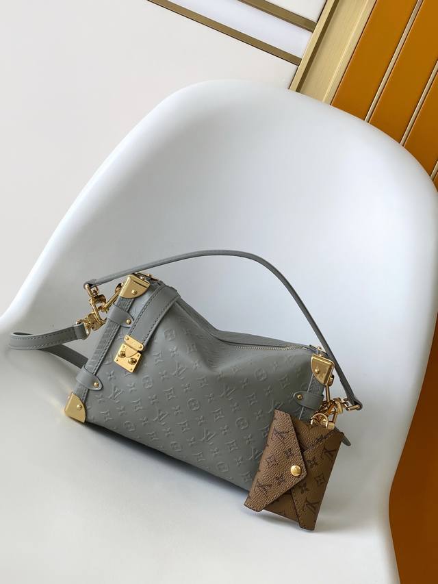 M25602 顶级原单 动态163 本款 Side Trunk 中号手袋于牛皮革之上含蓄压印 Minigram Bold 标识，再以考究金属件道出路易威登的制箱