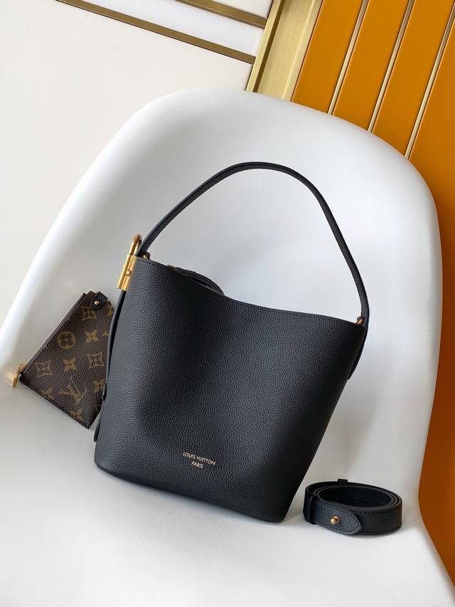 顶级原单 动态163芯片 M25543黑色 M14416棕色 本款 All In Bb 手袋出自Low Key系列，采用粒面牛皮革塑造紧凑水桶包构型，以多种背携