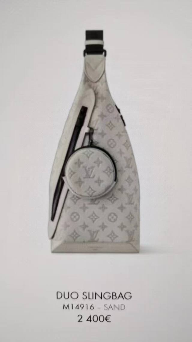 M14916灰色压 顶级原单 变码芯片163C 全皮压花胸包 Duo 单肩包 本款 Duo 单肩包以柔软牛皮革塑造贴身构型，成就传统双肩包之外的实用之选。拉链侧