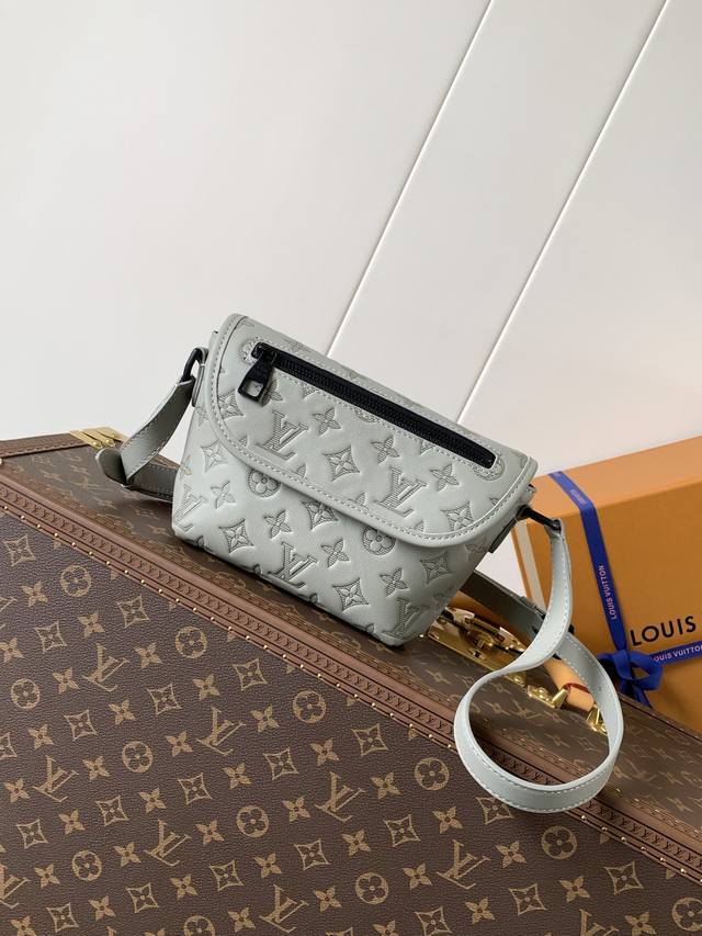 M14794灰压印 顶级原单 变码芯片163C 全皮压花男 差包 Pulse 迷你手袋 本款 Pulse 迷你手袋为 Monogram Shadow 压纹牛皮革