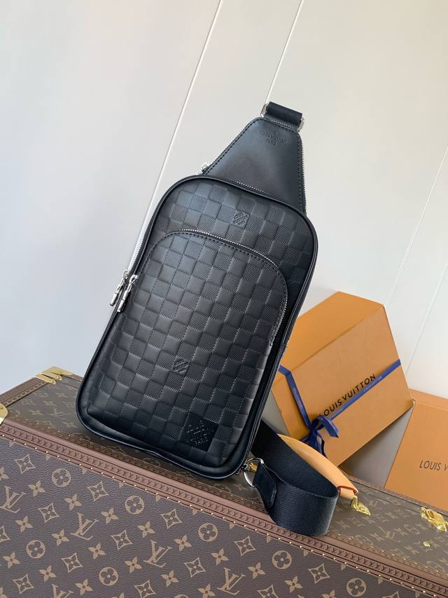 N45303黑压 顶级原单 本款 Avenue 单肩包于 Damier Infini 皮革表面压印经典棋盘格纹，可在不影响柔软质感的同时保持图案清晰度。可调节肩