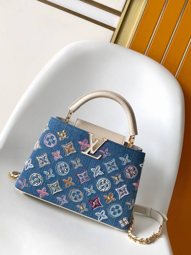M12947大号 特级原厂 动态163 本款 Capucines 迷你手袋为 Monogram 丹宁布刺绣串珠和装饰线，以 Lv 字母和编织链条注入金属锋芒，搭