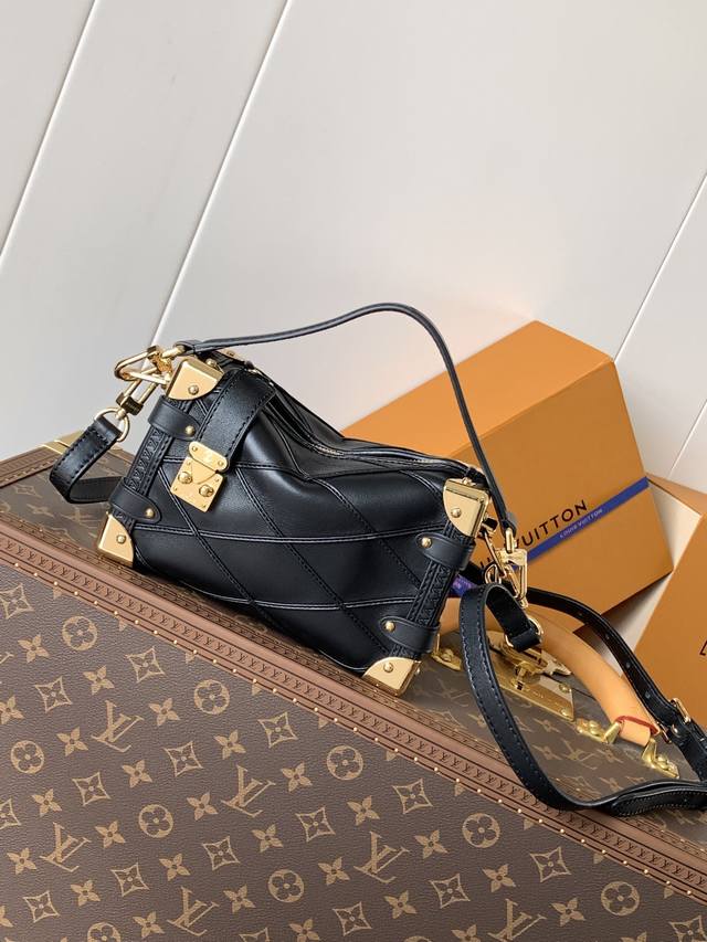 顶级原单，变码芯片 M 30黑色 Side Trunk 手袋以品牌经典硬箱为蓝本，选用绗缝牛皮革塑造箱形轮廓，点缀加固包角、铆钉等考究金属件，再为拉链开合创意衔