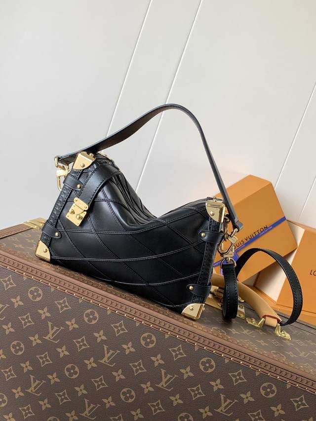 顶级原单，变码芯片 M24403粉 M 30黑色 Side Trunk 手袋以品牌经典硬箱为蓝本，选用绗缝牛皮革塑造箱形轮廓，点缀加固包角、铆钉等考究金属件，再