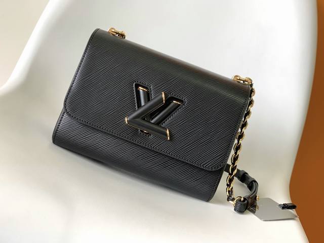 M57517黑色水波纹 Twist 中号手袋 春季见证 Twist 中号手袋的焕新升级：Epi 粒面皮革烘托雾感漆光 Lv Twist 扭锁，柔软皮革与金属链条