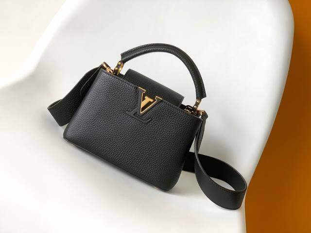 M56669黑色 M24567灰色 顶级原单 原厂皮 M56071此款 Capucines 迷你手袋由 Taurillon 皮革制成，顶部饰有 Monogram