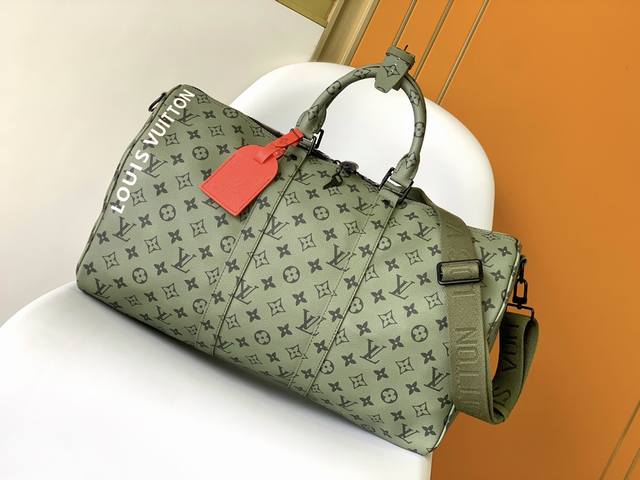 M23962 顶级原单 本款 Keepall BandoulièRe 45 旅行袋出自 Monogram Tones 系列，以秋季清新色调搭配明媚 Monogr