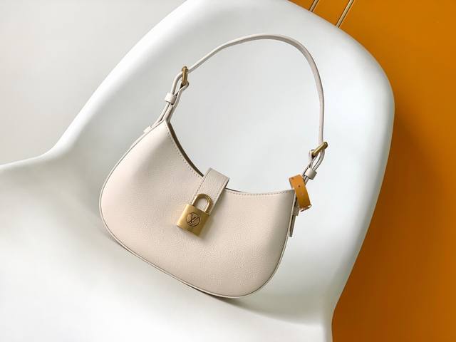 M24611黑色 M24885棕色 M24990米白 顶级原单 本款 Low Key Shoulder Bag 手袋以华美设计再度印证品牌精湛匠艺。柔软牛皮革浸