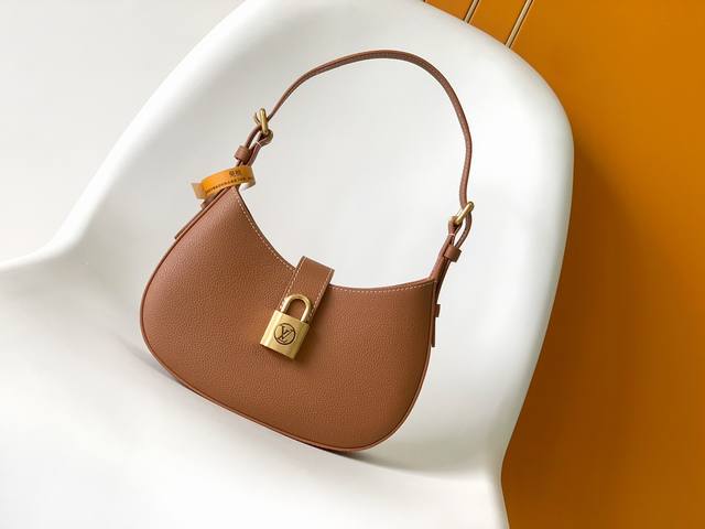 M24611黑色 M24885棕色 M24990米白 顶级原单 本款 Low Key Shoulder Bag 手袋以华美设计再度印证品牌精湛匠艺。柔软牛皮革浸