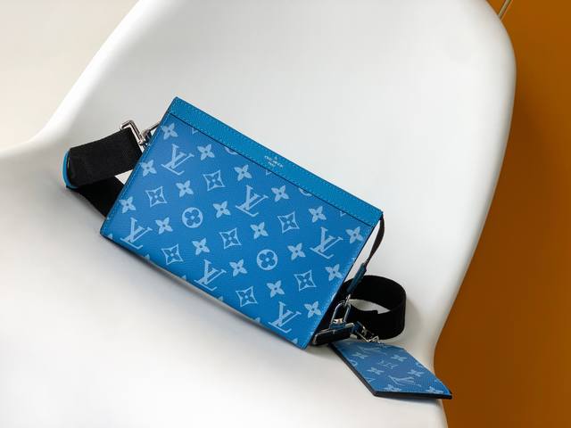 顶级原单独家实拍 M83099深蓝 套装 這款混合風格的Gaston隨身錢包以Monogram塗層帆布和色彩相襯的Taga牛皮製作，為Tagarama系列作品。