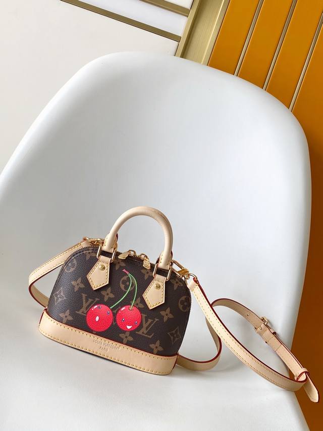 M13416 顶级原单 动态163 這款小巧的Nano Alma綴有復刻版Louis Vuitton X Murakami系列的奇趣櫻桃圖案，彰顯手袋的玩味風格
