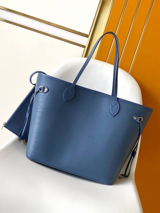 M14856顶级原单 动态163 这款Neverfull Mm包增强了牛仔蓝色饰面，既现代又永恒。这款模型由标志性的Spike皮革制成，饰有金色金属饰面，内部内