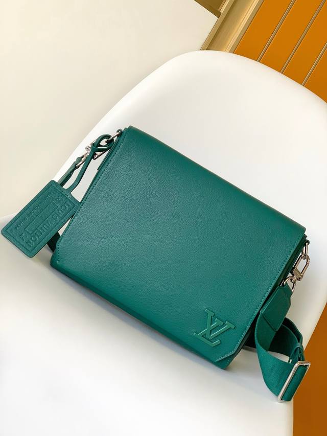 M21363蓝色 M57080 黑色 22505沥青灰 23709藏青色 59329 59327 顶级原单 Lv Aerogram 邮差包以极简设计满溢潮流气息