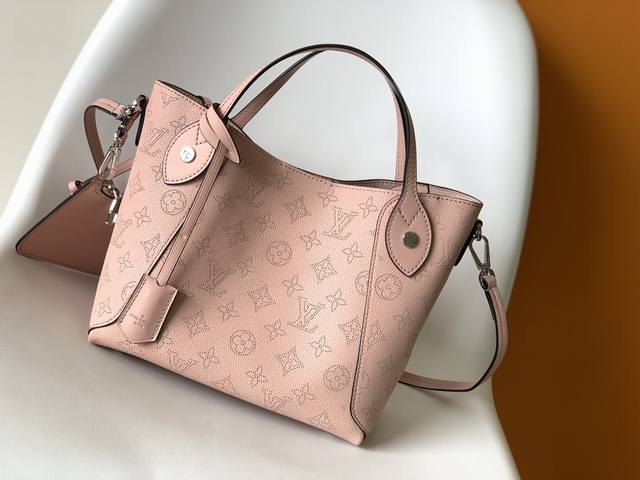 顶级原单 独家实拍 Hina 小号手袋54351灰色51950奶白54353粉色采用双重设计的Hina手袋：包身正中配有弹簧扣，可折叠，可伸展，在Tote手袋与