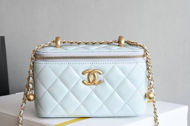 白金版正品级 包装如图 新品到货 浅蓝 全新版本小金球双珠链条化妆包 小金珠链条新时尚又百搭 不得不入 可以调节的链条各样造型随心所向 轻松驾驭各种背法 、简直