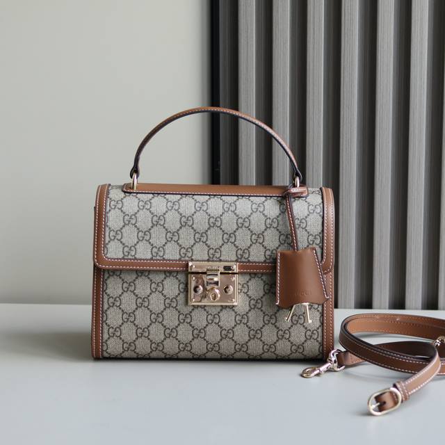 新品 Padlock系列以现代廓形惊艳亮相2025早秋系列,解锁多种背携方式。此款式手提或斜挎皆宜,织带衬里致敬品牌标志性元素。 米色和深棕色Gg字母交织图案涂 新品 Padlock系列以现代廓形惊艳亮相2025早秋系列,解锁多种背携方式。此款式手提或斜挎皆宜,织带衬里致敬品牌标志性元素。 米色和深棕色Gg字母交织图案涂