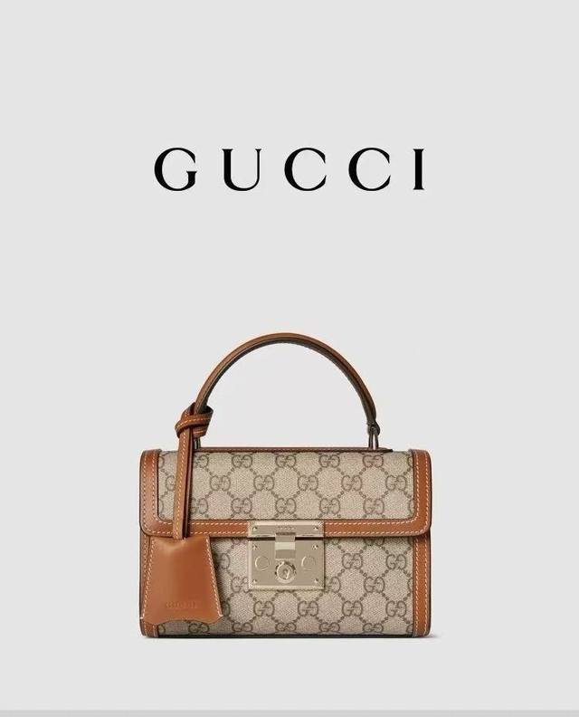 米色和深棕色Gg字母交织图案涂层织物 棕色皮革滚边 浅金色调配件 红绿织带棉布衬里.内部:一个开口袋 外部:一个开口袋 提手 6厘米高 可拆卸可调节皮革肩带 高