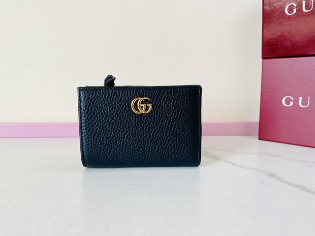 新品 Gg Marmont系列钱夹。品牌颇具代表性的图案化身为富于变化而不失经典本色的符号元素，为新系列增色添彩。黑色和乌木色Gg Supreme帆布，黑色皮革
