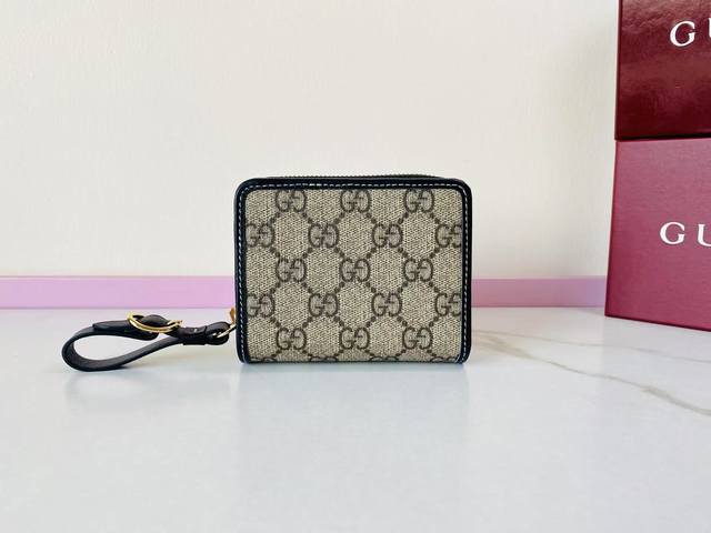 顶级原厂皮， 配红盒包装 Gg Emblem系列饰包带卡片夹 Gg Emblem系列以创意设计和创新功能焕新诠释经典图案，匠心缔造未来数年的珍藏之选。这款米色和