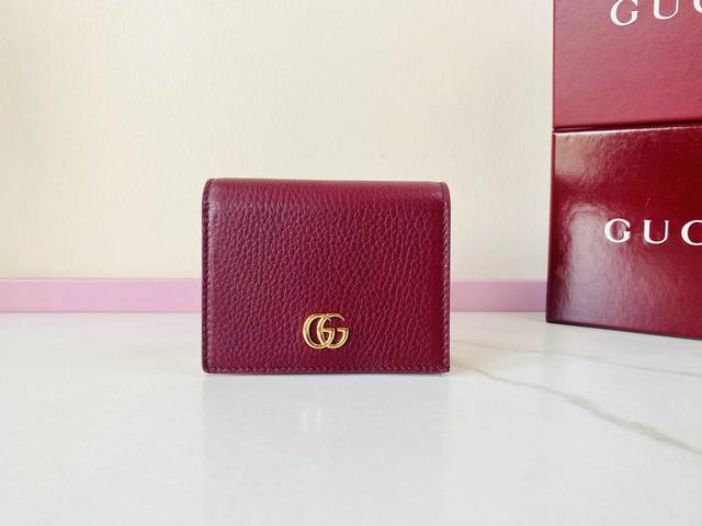 顶级原厂皮 新品 这款Gg Marmont系列卡包采用经典耐看的安可拉红配浅粉牛皮革制作，为 Aria-时尚咏叹调 系列再添经典之作。双G配件源于70年代的腰带