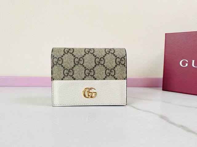 顶级原厂皮! 配全套原厂绿色包装 令人欲罢不能的美包你收了吗?Gg Marmont系列,优雅精巧的设计可是俘获了不少少女的芳心!同时也是全球达人必备的百搭单品! 顶级原厂皮! 配全套原厂绿色包装 令人欲罢不能的美包你收了吗?Gg Marmont系列,优雅精巧的设计可是俘获了不少少女的芳心!同时也是全球达人必备的百搭单品!