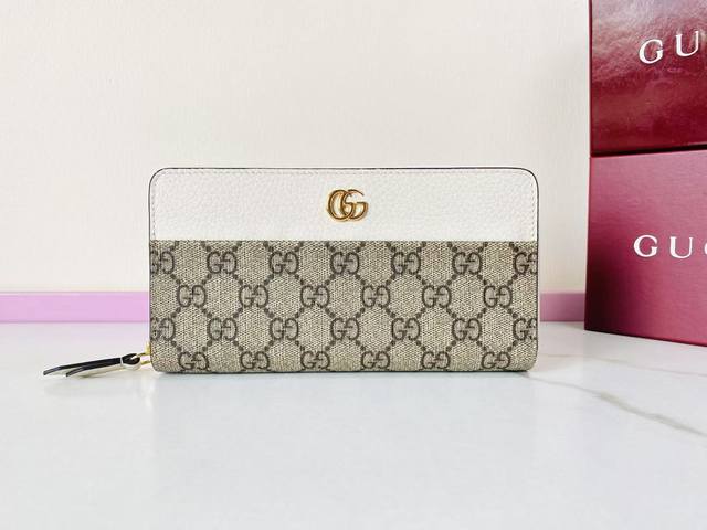 最新款Gg新品！采用进口原厂皮，进口线，新款Ophidia系列采用意大利进口小牛皮，配以经典双G五金，新的式样和轮廓托的新作登场了。结构形状，其中内侧被划分为间