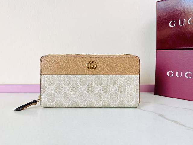 最新款Gg新品！采用进口原厂皮，进口线，新款Ophidia系列采用意大利进口小牛皮，配以经典双G五金，新的式样和轮廓托的新作登场了。结构形状，其中内侧被划分为间