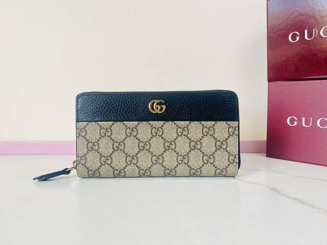 最新款Gg新品！采用进口原厂皮，进口线，新款Ophidia系列采用意大利进口小牛皮，配以经典双G五金，新的式样和轮廓托的新作登场了。结构形状，其中内侧被划分为间