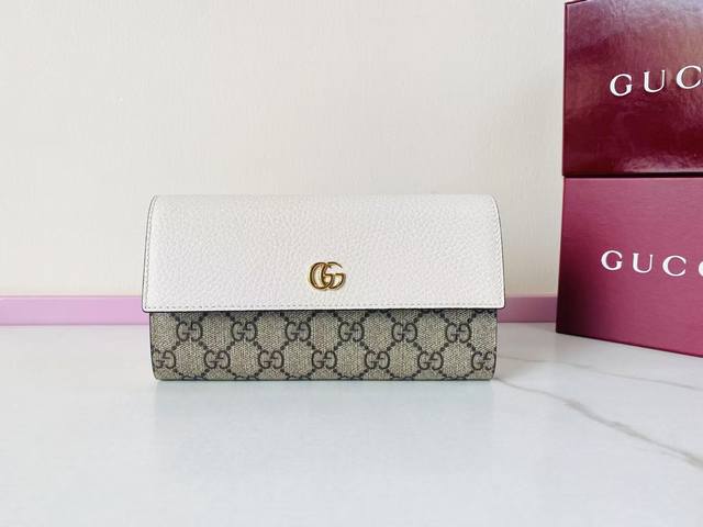 最新款Gg新品！采用进口原厂皮，进口线，新款Ophidia系列采用意大利进口小牛皮，配以经典双G五金，新的式样和轮廓托的新作登场了。结构形状，其中内侧被划分为间