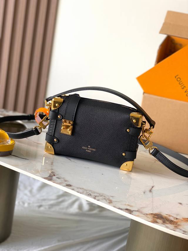 特级Mb163C芯片版原厂皮 本款 Side Trunk 小号手袋 型号：M23817 材料：A级全钢五金，进口原厂牛皮 包装：全套原厂免税Mb包装 尺寸：12