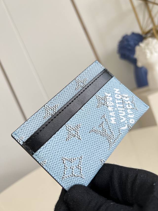 顶级原单 独家实拍 M14766蓝 此款采用全新 Monogram Eclipse 涂层帆布材质的卡片夹风格靓丽而时髦，体积小巧，可轻松收入口袋中。配有中央口袋