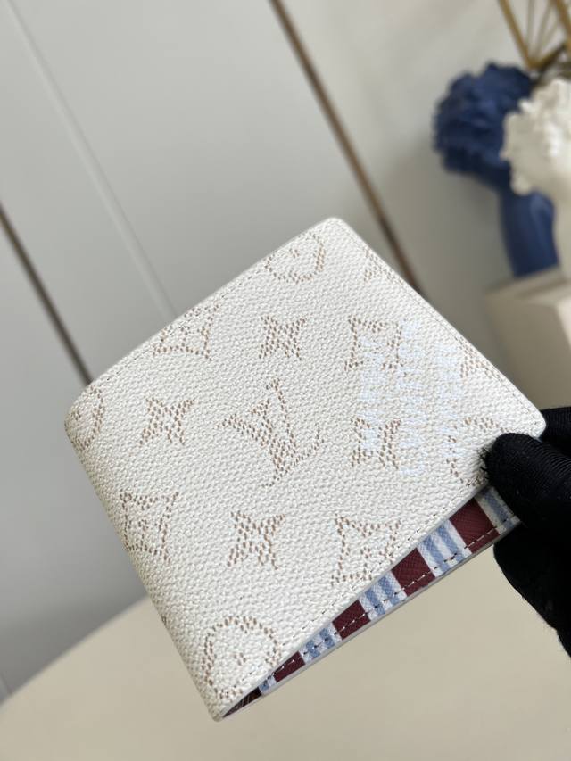 顶级原单 独家实拍 M14691白 Multiple 钱包采用 Monogram 帆布制造，设有多个口袋，可供放置信用卡、纸币、发票。11.5 X 9 X 1.