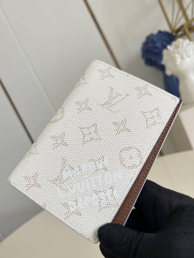 顶级原单 独家实拍 M15075白 现代旅行者的心仪配饰，此款涂层帆布材质的护照封套是时尚感与实用性的结合。配有四个信用卡插槽与两个便利口袋，快捷取用护照。10