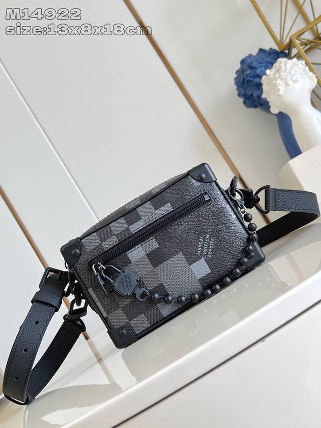 顶级原单 独家实拍 M14922 本款 Mini Soft Trunk 手袋为 Damoflage Black 涂层帆布搭配牛皮革饰边，并于小巧包身铺陈 Pha