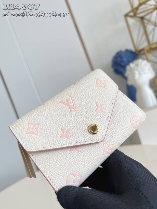 顶级原单 独家实拍 M14967 本款 Victorine 钱夹取材 Monogram 帆布，以柔婉格调囊括功能元素，内设卡片夹层和收纳纸钞及硬币的口袋。12