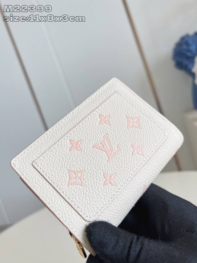 顶级原单 独家实拍 M22399 本款 CléA 钱夹取材 Monogram Empreinte 软粒面皮革,以双重色调烘托 Monogram 压纹的瞩目气息。 顶级原单 独家实拍 M22399 本款 CléA 钱夹取材 Monogram Empreinte 软粒面皮革,以双重色调烘托 Monogram 压纹的瞩目气息。