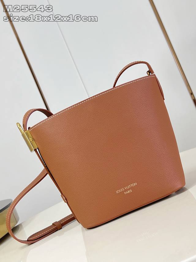 顶级原单 独家实拍 M25543棕 M14416 本款 All In Bb 手袋出自 Low Key 系列,采用粒面牛皮革塑造紧凑水桶包构型,以多种背携方式游刃 顶级原单 独家实拍 M25543棕 M14416 本款 All In Bb 手袋出自 Low Key 系列,采用粒面牛皮革塑造紧凑水桶包构型,以多种背携方式游刃