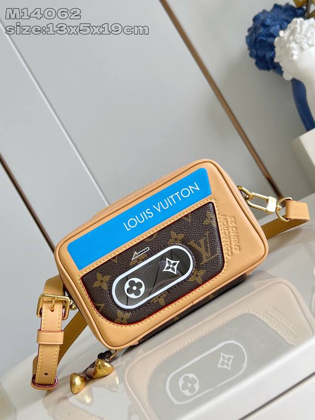 出厂价P 顶级原单 M14062 Baladeur Wearable Wallet 手袋结合牛皮革与 Monogram 涂层帆布,拥有横向开合、顶部粗犷按钮和正 出厂价P 顶级原单 M14062 Baladeur Wearable Wallet 手袋结合牛皮革与 Monogram 涂层帆布,拥有横向开合、顶部粗犷按钮和正