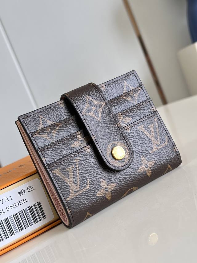 出厂价P 顶级原单 M61731粉 此款多功能卡包钱夹采用柔软的Monogram 帆布制成！衬以颜色鲜艳的內衬！气质极为优雅！轻便！零钱袋的设计造型更为实用！带