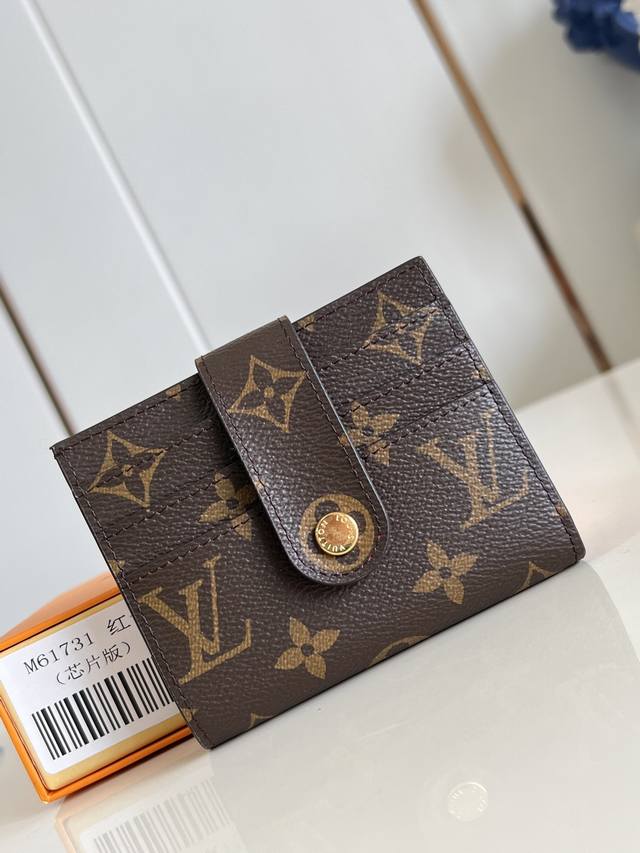 出厂价P 顶级原单 M61731红 此款多功能卡包钱夹采用柔软的Monogram 帆布制成!衬以颜色鲜艳的內衬!气质极为优雅!轻便!零钱袋的设计造型更为实用!带 出厂价P 顶级原单 M61731红 此款多功能卡包钱夹采用柔软的Monogram 帆布制成!衬以颜色鲜艳的內衬!气质极为优雅!轻便!零钱袋的设计造型更为实用!带