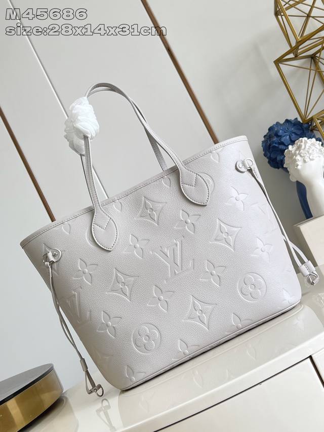 出厂价P 顶级原单 M45686芋泥紫压花 M14319 本款 Neverfull 中号托特包为标志性 Epi 皮革铺陈 Monogram 图案，以可调节侧面饰