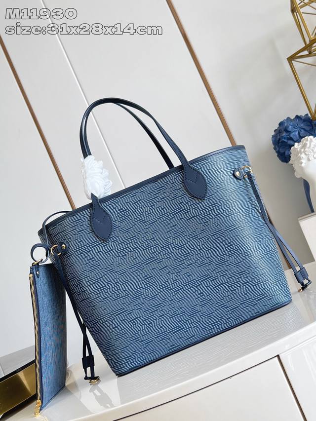 出厂价P 顶级原单 M11930蓝白纹 M14856 這款經典的Neverfull Mm手挽袋糅合雋永設計及傳統細節，非常適合上班及其他場合攜帶。全新版本以標誌