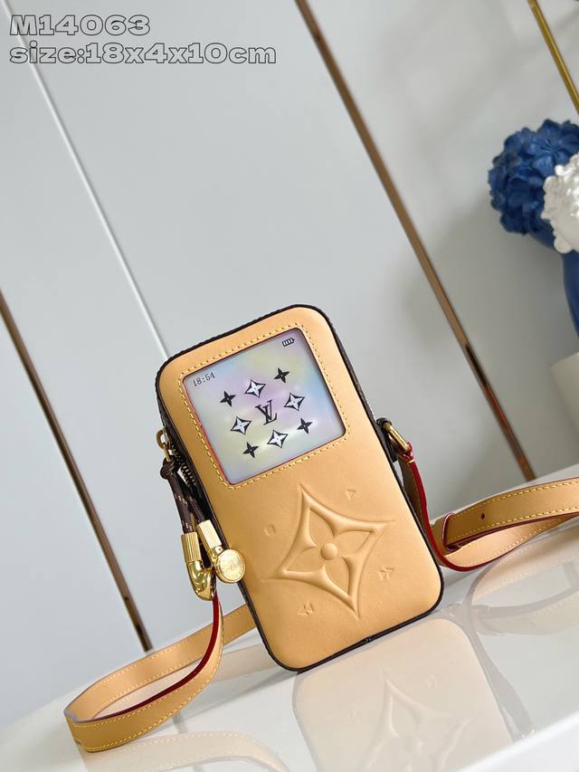 出厂价P 顶级原单 M14063 Music Player Wearable Wallet 手袋结合牛皮革和 Monogram 帆布，向昔日数码音乐播放器撷取灵