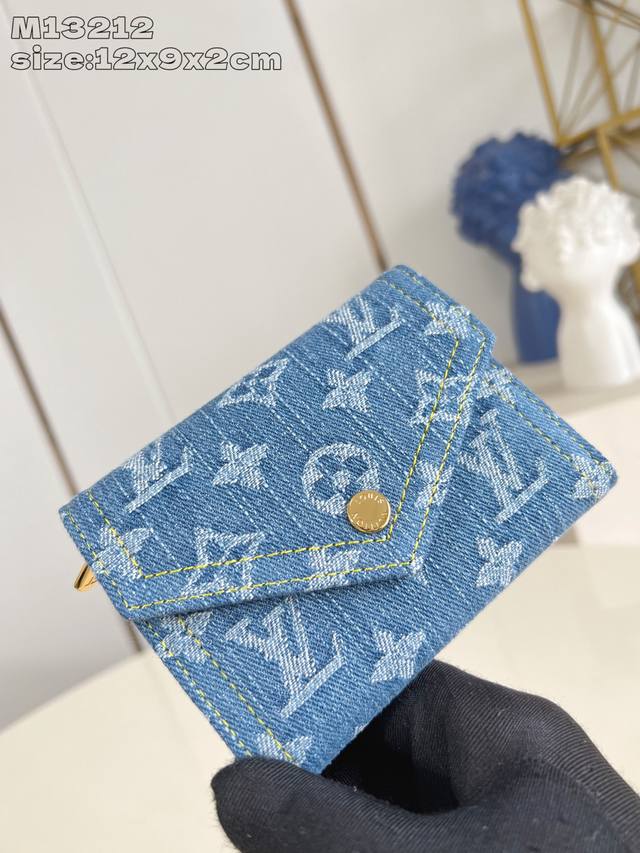 出厂价P 顶级原单 M13212 今季這款Monogram Denim系列的Victorine錢包以活潑的藍色設計，並採用有機棉質面料製作，內層配有皮革襯裡，並