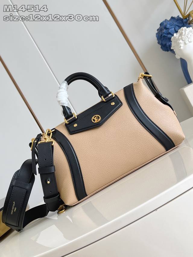 出厂价P 顶级原单 M14514杏 本款 Lv Biker 小号手袋瞩目亮相 2025 春夏秀场，以像素效果粒面羊皮革演绎 Nicolas GhesqièRe