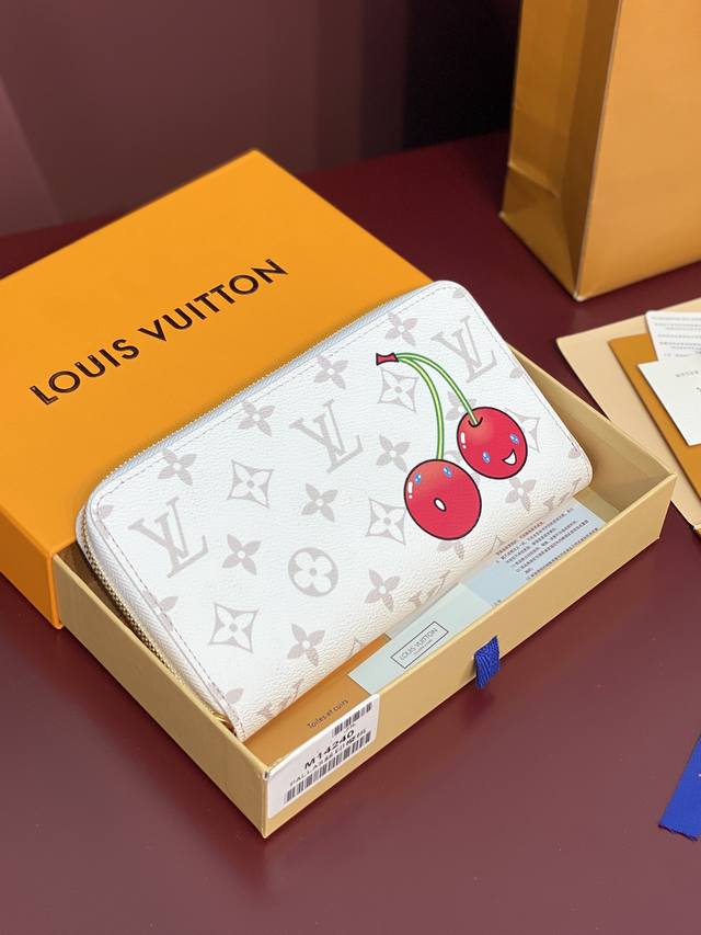 出厂价P M14240樱桃！单拉链钱包系列 用充满魅力的彩色重新诠释了 纤细的轮廓和圆形拉链开合式特征的标志性的钱包，用柔和的颜色使之成为了清新且有女人味的氛围