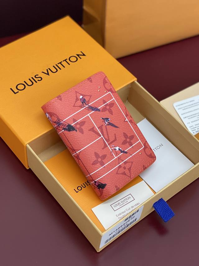 出厂价P M14883 卡包！网球橙色！口袋钱夹、本款口袋钱夹取材 Colored Monogram 帆布，将写实风格的运动员图案和剪影化作袖珍运动场景印花，与