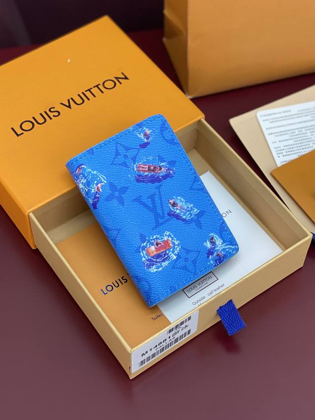 出厂价P M14881 卡包！游泳蓝色！口袋钱夹、本款口袋钱夹取材 Colored Monogram 帆布，将写实风格的运动员图案和剪影化作袖珍运动场景印花，与