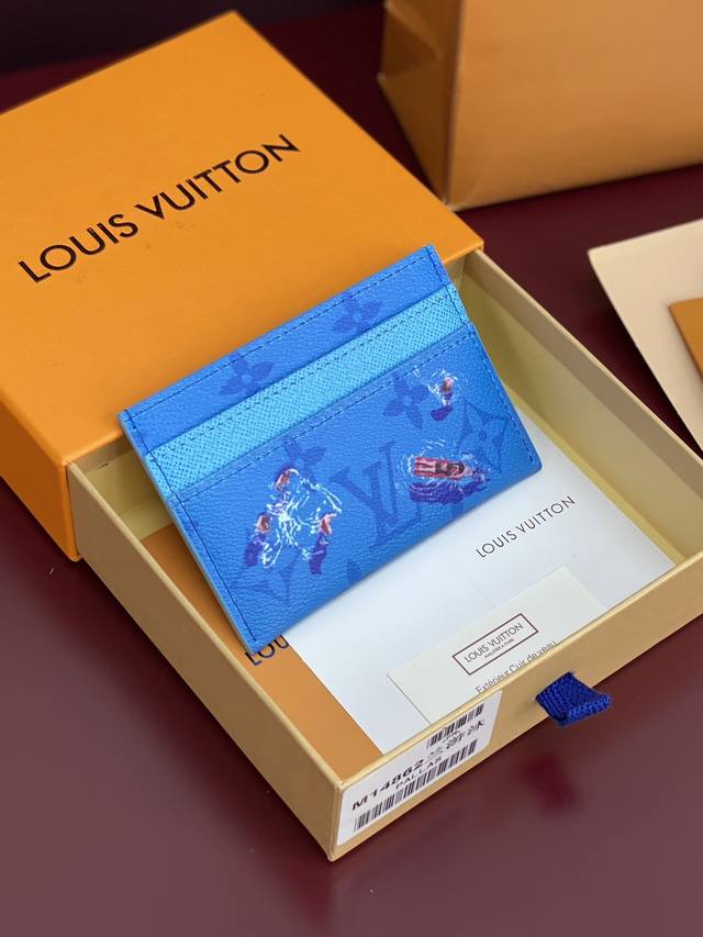 出厂价P M14862 卡片夹!游泳蓝色!Double 卡夹、本款 Double 卡夹出自父亲节系列,为 Colored Monogram 帆布融入袖珍运动场景 出厂价P M14862 卡片夹!游泳蓝色!Double 卡夹、本款 Double 卡夹出自父亲节系列,为 Colored Monogram 帆布融入袖珍运动场景